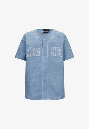 Himmelblaues Baseball-Trikot mit kurzen Ärmeln aus strukturiertem Stoff, weißen Paspeln und dem Aufdruck "MEM PHIS" in fetten Buchstaben auf der Vorderseite.