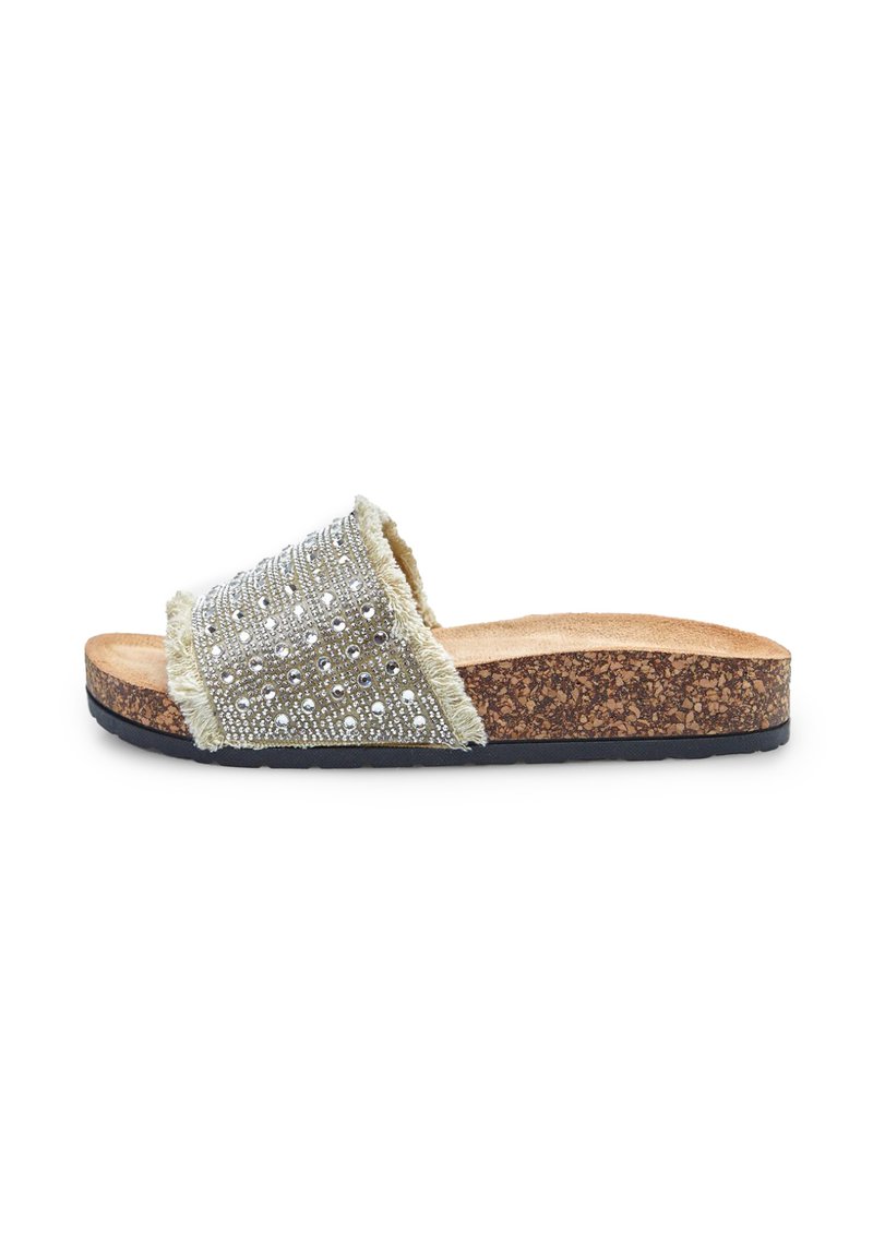 Sandal s korkanom potplatom i metalnom tkanom trakicom koja sadrži prozirne perlice i resice duž ivice. Svijetlosmeđe i srebrne boje.