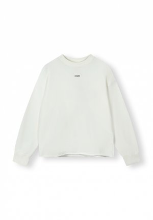 Witte sweater met lange mouwen, ronde hals, verlaagde schouders en een cropped zoom. Voorzien van kleine zwarte tekst op het midden van de voorkant.