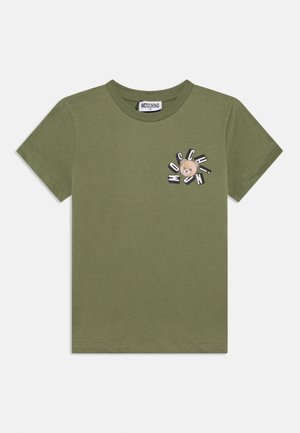 T-shirt vert olive à manches courtes avec col rond, petit motif d'ourson et texte "MOSCHINO" sur le côté gauche de la poitrine.