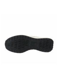 Suola di una sneaker realizzata in materiale gommoso nero, con una texture caratterizzata da motivi di trazione circolari e ovali, e un bordo laterale bianco.