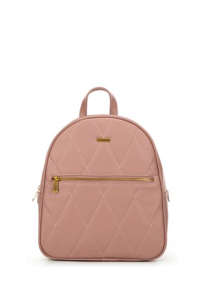 Blush roze gewatteerde rugzak met een gouden ritsvak aan de voorkant en bijpassend gouden merkplaatje, met bovenhandvat en afgeronde vorm.