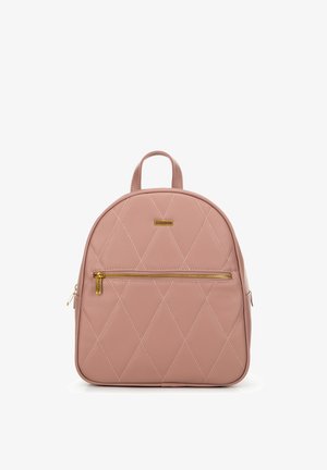 Sac à dos matelassé rose blush avec poche zippée dorée devant et plaque de marque assortie en or, avec poignée supérieure et forme arrondie.