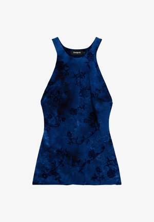 Kék pántos ruha virágmintás bársony anyagból, ujjatlan kivitelben. Puha текстура, áramló forma és ívelt nyakkivágás. Enyhe fényesség.