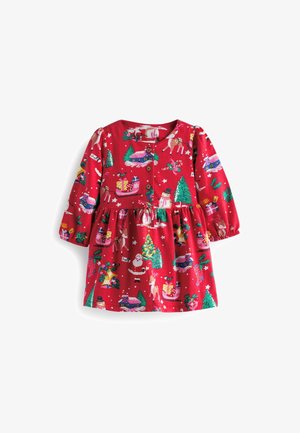 Robe longue à manches longues rouge pour tout-petit avec des motifs sur le thème de Noël incluant le Père Noël, des rennes, des cadeaux, des bonhommes de neige, et des arbres décorés, avec des boutons sur la poitrine.