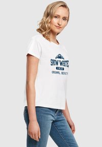 Tricou alb din bumbac cu imprimeu grafic albastru, având textul "SNOW WHITE 1937" și "ORIGINAL BEAUTY", cu mâneci scurte și un croi relaxat.