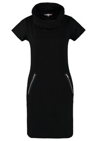 Robe noire à manches courtes avec un col bénitier, un tissu texturé et deux poches latérales zippées avec des accents noirs.