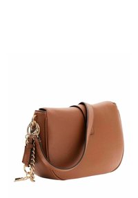 Sac à main en cuir marron à la forme incurvée, doté d'une longue bandoulière et d'accents en chaîne dorée. Surface texturée et design minimaliste.