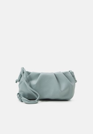 Bolso de mano de cuero azul claro suave con diseño fruncido y correa larga anudada, presentado sobre un fondo blanco liso.