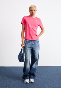 Nike Sportswear CLUB TEE - Paprasti marškinėliai - aster pink/white