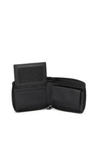 Zwarte leren portemonnee met ritssluiting, meerdere kaartsleuven, ID-venster en een muntvak, opengelegd op een witte achtergrond.