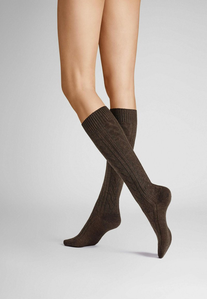 Braune kniehoche Socken mit geripptem Bündchen und strukturiertem Strickmuster, ausgestattet mit glattem Zehenbereich und verstärktem Fersenbereich für erhöhte Haltbarkeit.