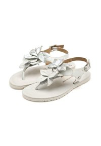 Sandalias blancas con un diseño de tira entre los dedos, con acentos metálicos plateados en forma de flores, una correa con hebilla y una suela de goma texturizada.