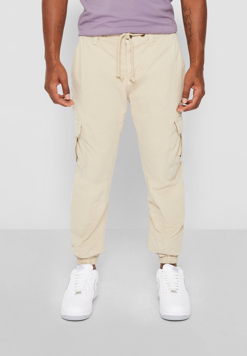 Urban Classics - CARGO JOGGING PANTS - Oldalzsebes nadrágok - sand, Nagyítás