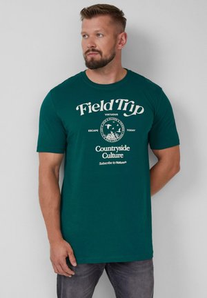 Teal katoenen t-shirt met een witte print aan de voorkant met tekst en een cirkelvormige grafiek. Korte mouwen en een ronde halslijn. Casual pasvorm.