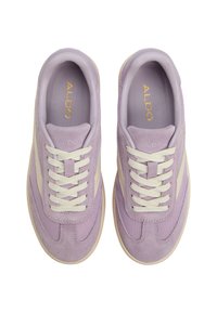 Scarpe sportive viola in materiali scamosciati e mesh, con lacci bianchi e una suola testurizzata. Logo "ALDO" impresso sulla linguetta.