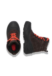 Brązowe wodoodporne buty z czarnymi gumowymi noskami i piętami, z pomarańczowymi sznurowadłami i miękką czerwoną podszewką. Masywna podeszwa z bieżnikiem zapewniająca przyczepność.