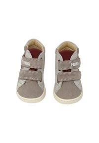 Scarpe da bambino in suede grigio con due cinturini in Velcro. Accenti grigio chiaro e logo bianco. Interno morbido per il massimo comfort. Suole in gomma.
