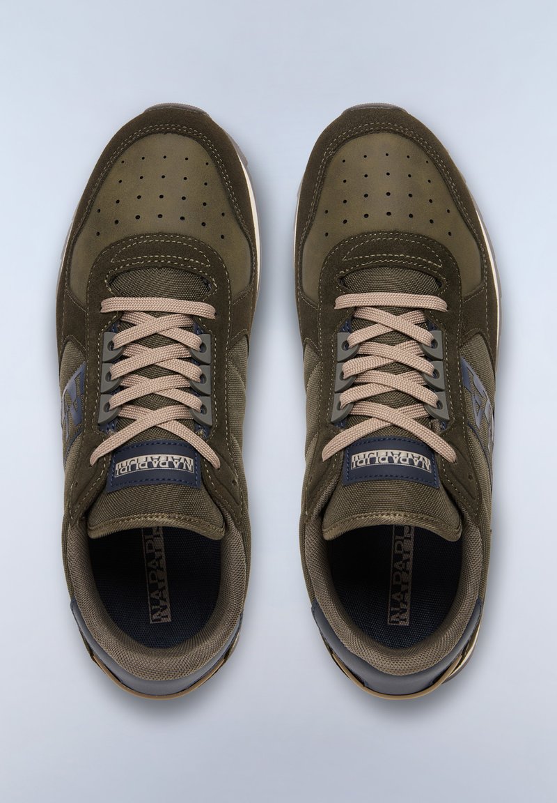 Oliwkowe sneakersy wykonane z zamszu i siateczki, z beżowym systemem sznurowania, perforowanym noskiem oraz niebieskimi akcentami logo po bokach.