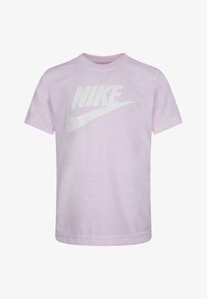 Svetloružové tričko s krátkym rukávom vyrobené z bavlny, s veľkým bielym logom a grafikou "swoosh" Nike na prednej strane. Klasický dizajn s okrúhlym výstrihom.