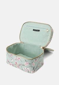 Cosmetica tas met bloemdessin in mintgroen met een gouden rits. Beschikt over een ruime interieur en een ritsvak aan de binnenkant.