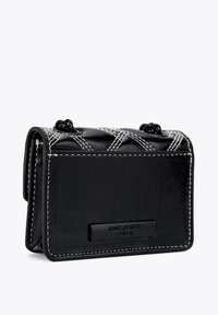 Borsa a tracolla in pelle nera con cuciture a rombi bianche e forma rettangolare. Caratterizzata da una placca con il logo e doppi manici in corda.