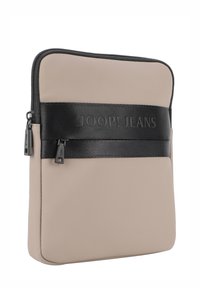 Bežový obal na tablet s čiernym štruktúrovaným pásikom s embosovaným logom. Hladký materiál, obdĺžnikový tvar, dvojité zipsové uzatvorenie.