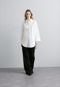 By Malene Birger MAYE - Bluza s gumbima - pure white