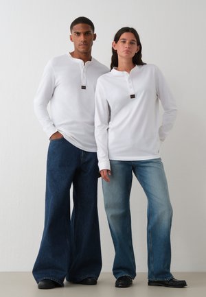 Calvin Klein Jeans, EXCLUSIVE HENLEY NECK LONG SLEEVE T-SHIRT - Camiseta de manga larga - white