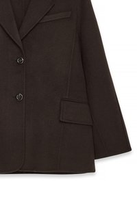 Temno rjav blazer s strukturirano zasnovo, z nazobčanim ovratnikom, dvema gumboma, eno žepno žepom in enim poševnim stranskim žepom. Mehka tekstura.