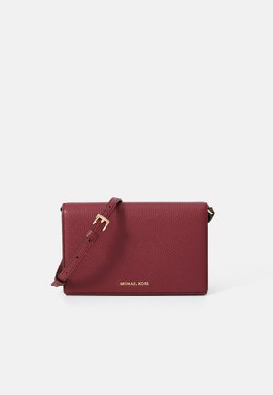 Bolsa de ombro de pele burgundy com um acabamento texturizado, ferragens douradas, alça ajustável e logótipo em relevo na parte da frente. Forma retangular compacta.