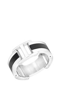 Anello d'argento con metallo lucidato, impreziosito da due strisce di smalto nero e un design a ritaglio geometrico. Texture liscia con bordi arrotondati.