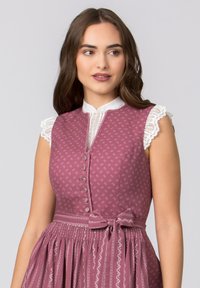 Ein mauvefarbiges Kleid mit angepasstem Oberteil, mit Spitze verzierten Kapuzenärmeln und einem plissierten Rock. Es verfügt über dekorative Knöpfe und eine detailreiche Stoffgürtel.