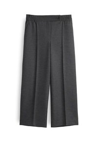 Pantaloni larghi grigio scuro con vita elasticizzata e chiusura a bottone singolo, pieghe sulla parte anteriore e una texture di tessuto liscia.