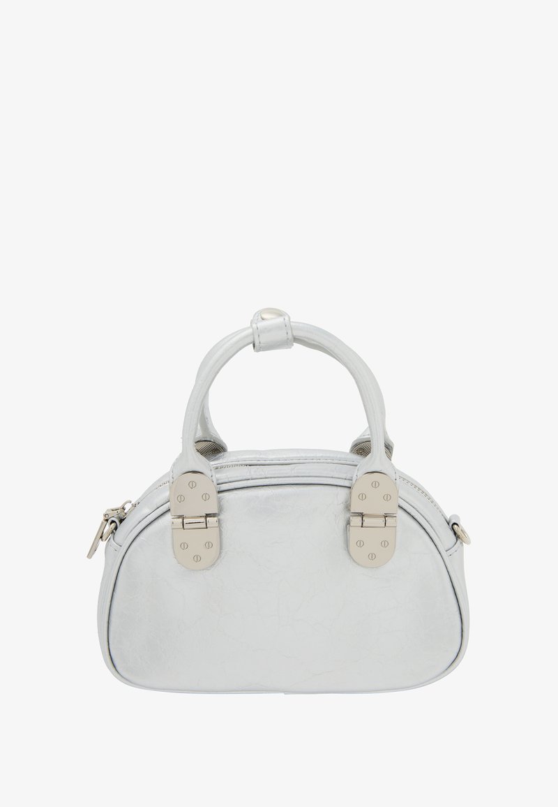 Sølvfarvet lædertaske med en rund form, top håndtag og metalhardware detaljer. Har en lynlåslukning og en tekstureret overflade.