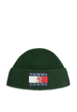 Bonnet tricoté vert foncé avec bord rabattu et patch rectangulaire aux couleurs rouge, blanc et marine avec texte et emblème "Tommy Jeans".