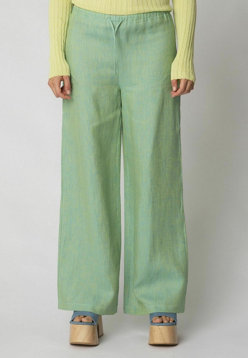 Pantaloni larghi di colore verde chiaro, con una trama morbida e sottili motivi orizzontali; presentano una vita elastica e tasche.