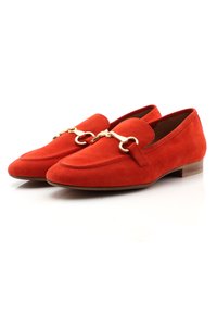 Rode suede mocassins met een gladde afwerking, puntige neus en gouden hardwareaccent. Voorzien van een lage houten hak en een instapontwerp.
