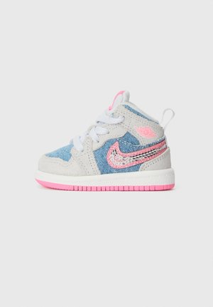 Baskets montantes pour tout-petit en daim gris, panneaux en denim bleu, virgule Nike rose en sequins, lacets blancs et semelle en caoutchouc rose.