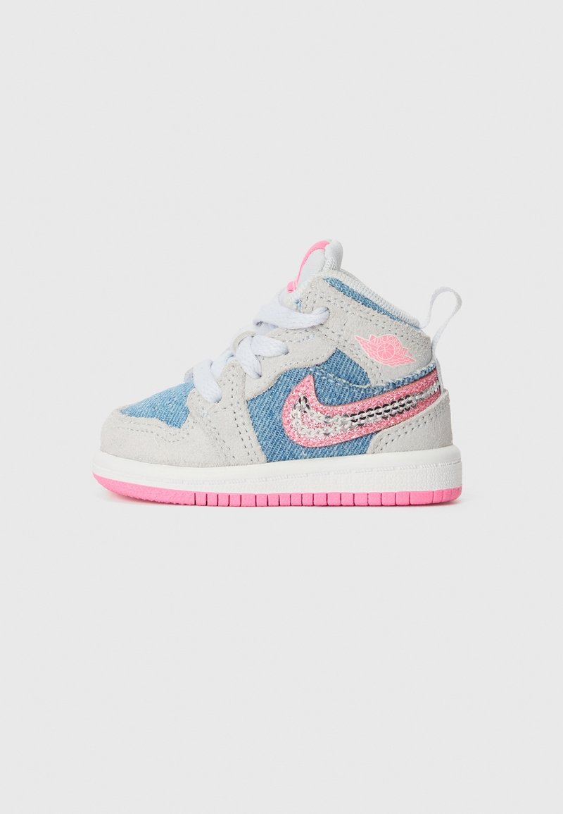 Baskets montantes pour tout-petit en daim gris, panneaux en denim bleu, virgule Nike rose en sequins, lacets blancs et semelle en caoutchouc rose.