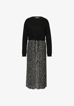 Zwarte top met lange mouwen en een getailleerde taille, gecombineerd met een grijs-zwart maxi rokje met luipaardprint en een vloeiende textuur.