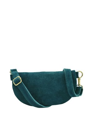 Sac bandoulière demi-lune en daim bleu sarcelle avec sangle ajustable et boucles en métal doré sur fond blanc.