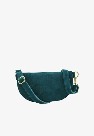 Sac bandoulière demi-lune en daim bleu sarcelle avec sangle ajustable et boucles en métal doré sur fond blanc.