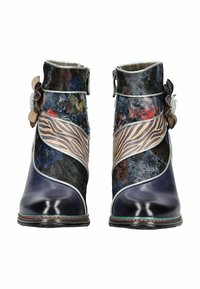 Dunkelblaue Lederstiefeletten mit strukturiertem Stoff, gezackten metallischen Akzenten und einem dekorativen Blumendetail an der Seite.