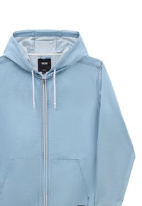 Lichtblauwe denim hoodie met een ritssluiting aan de voorkant, twee zakken en witte trekkoorden op de capuchon.