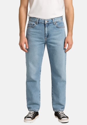 Lichtblauwe denim jeans met een rechte pasvorm, ontwerp met vijf zakken en een metalen knoopsluiting. Gecombineerd met zwart-witte sneakers.