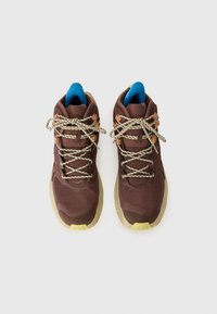Bruna höga sneakers med nätdetaljer, beige sula, ljusblå vadderad krage och randiga beige snören. Accenter inkluderar tan hårdvara.