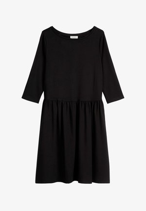 Schwarzes Kleid aus weichem Stoff, mit rundem Halsauschnitt und Dreiviertelärmeln. Der Rock hat einen gerafften Detail für eine schwingende Silhouette.