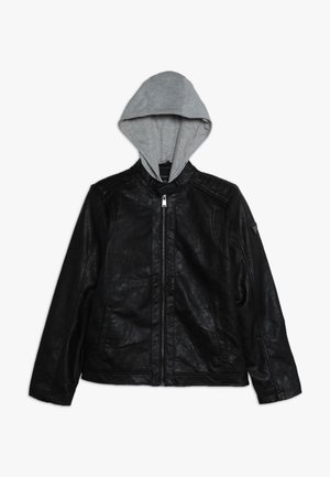 Veste noire en simili cuir avec fermeture éclair à l'avant et capuche en tissu gris attachée, posée à plat sur un fond blanc.