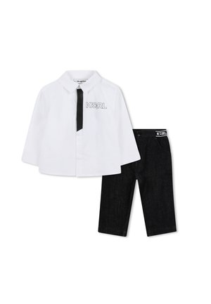 Chemise blanche à manches longues avec une bande verticale noire et un logo "KARL", associée à un pantalon noir avec un logo "KARL" assorti sur la ceinture.